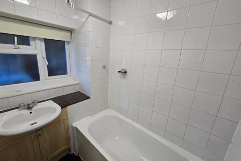 3 bedroom flat to rent, Ashton Road, Enfield