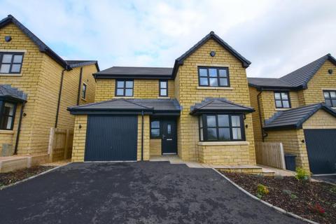 4 bedroom detached house to rent, Coates Road, Colne