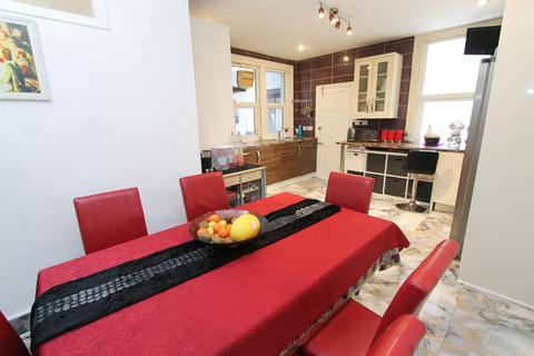 8 Purley Knoll, Purley, CR8 3AE