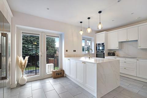 4 bedroom terraced house for sale, Chestnut Avenue, Buckhurst Hill, IG9