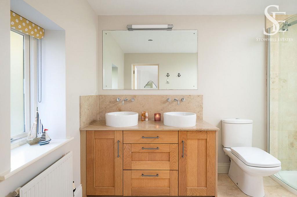 Bedroom 1 ensuite