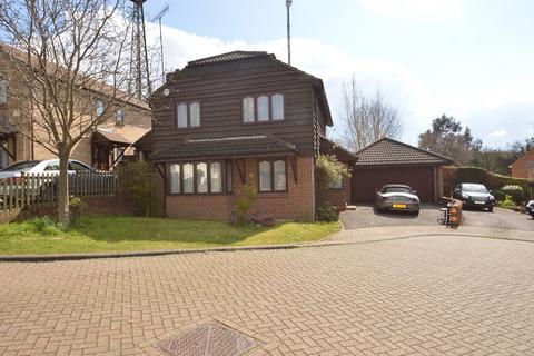 4 bedroom detached house to rent, Beehive Close, Uxbridge, Middlesex, UB10