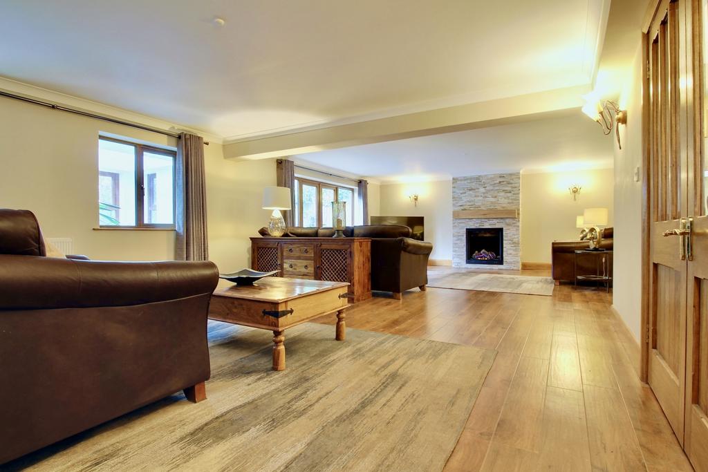 Extensive Lounge
