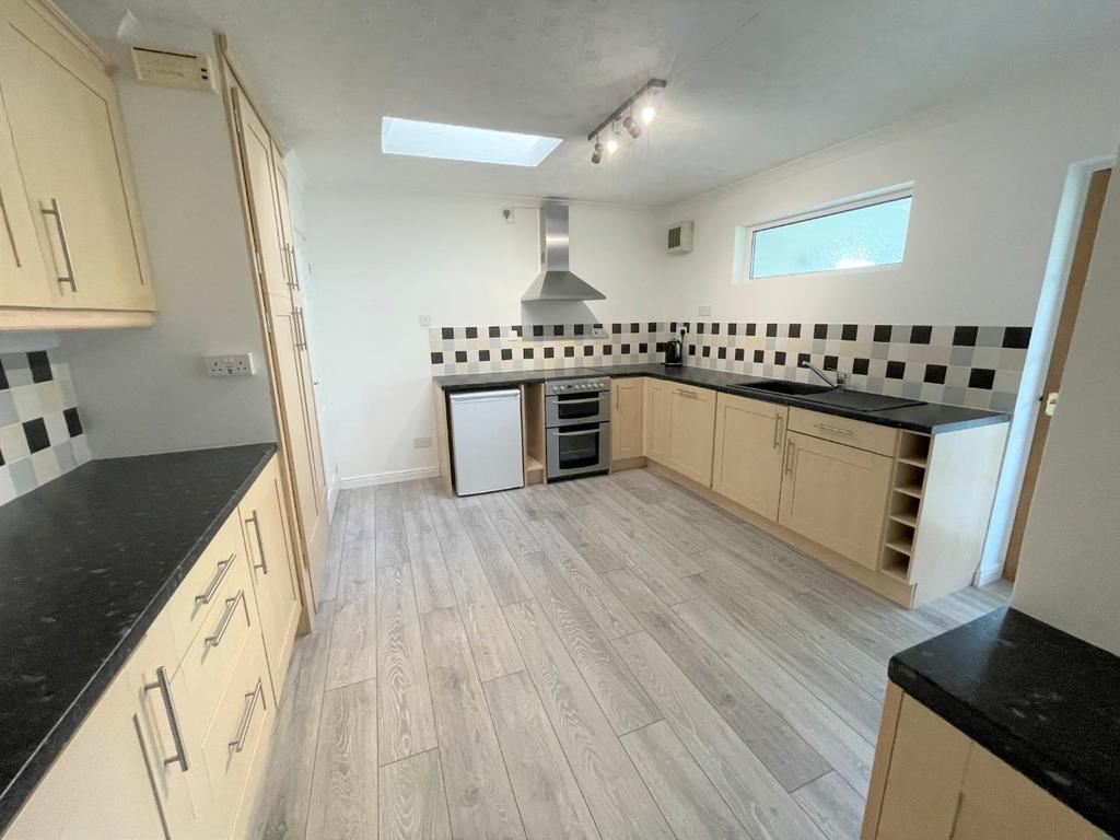 Kitchen 2 .jpeg