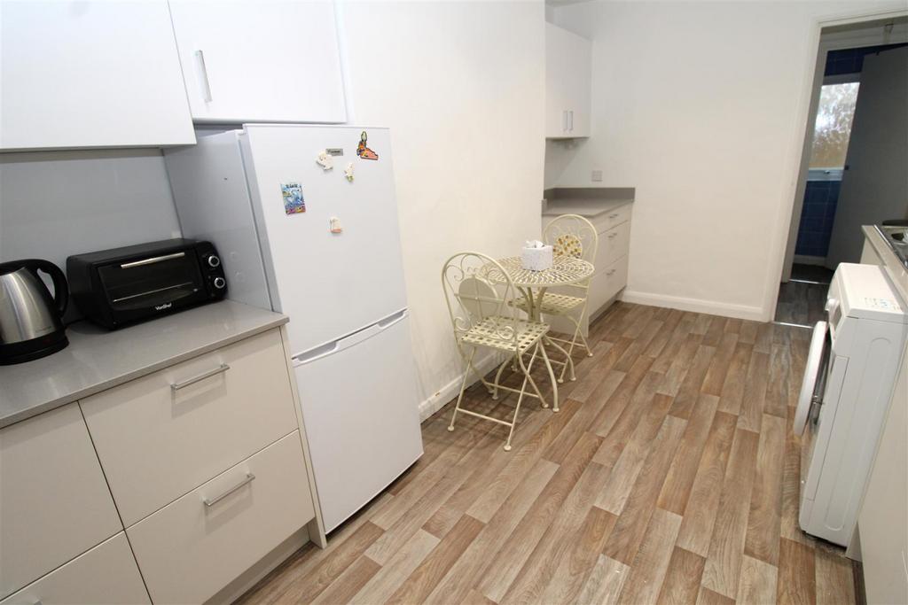 Kitchen 2.jpg