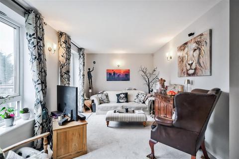 2 bedroom flat for sale, Eaton Court, South Woodford