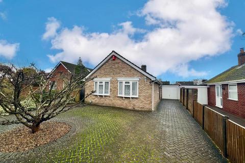 3 bedroom detached bungalow for sale, Farm Close, Yateley GU46