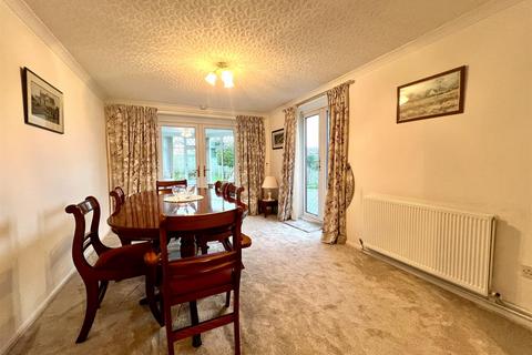 3 bedroom detached bungalow for sale, Farm Close, Yateley GU46