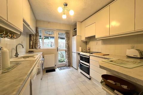 2 Farm Close, Yateley, GU46 6HX