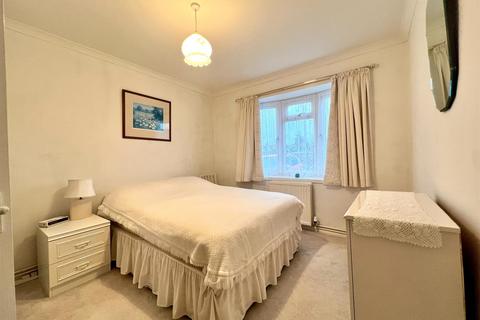 2 Farm Close, Yateley, GU46 6HX