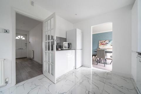 87 Laurel Way, London, N20 8HT