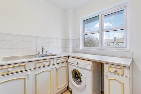 2 bedroom flat for sale, Lowry Crescent, Mitcham CR4