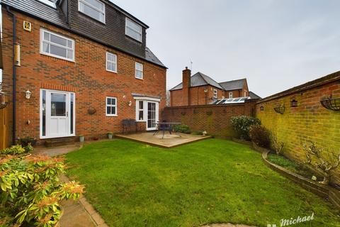 5 bedroom detached house for sale, Spruce Road, Aylesbury, Buckinghamshire