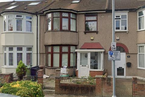 5 bedroom terraced house to rent, Netherfield Gardens, Barking IG11