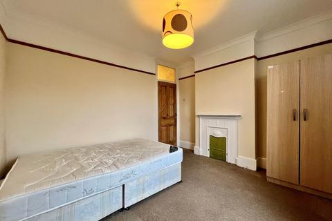 2 bedroom flat to rent, Kings Road, London, E11 1AT