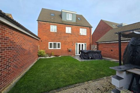 5 bedroom detached house for sale, Mayfly Road, Pineham, Northampton, NN4 9EQ