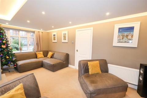 6 Doublegates Walk, Ripon, HG4 2TX