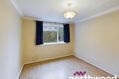 2 bedroom flat to rent, Becketts Court, Canterbury Way, Warley, Brentwood, CM13