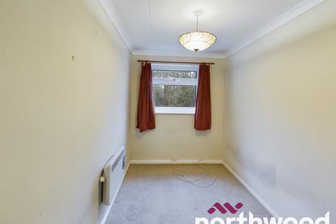 2 bedroom flat to rent, Becketts Court, Canterbury Way, Warley, Brentwood, CM13