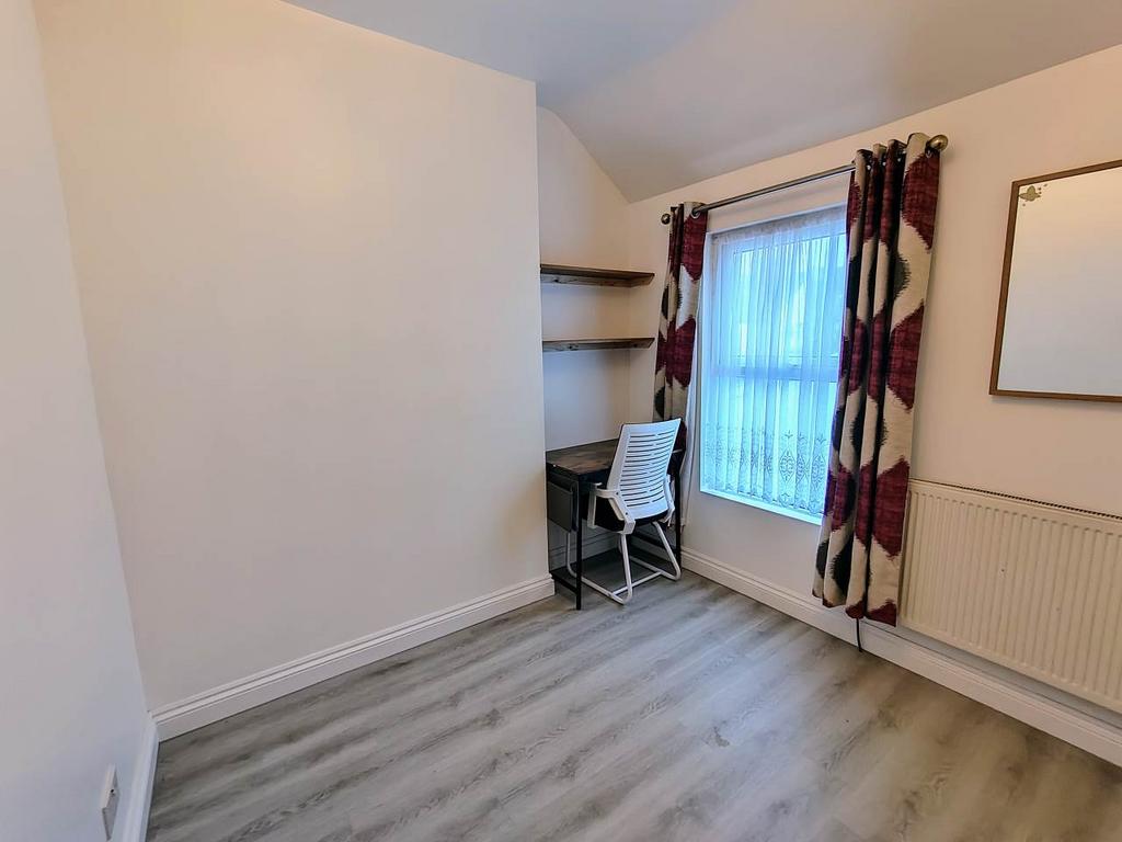 First floor rear bed