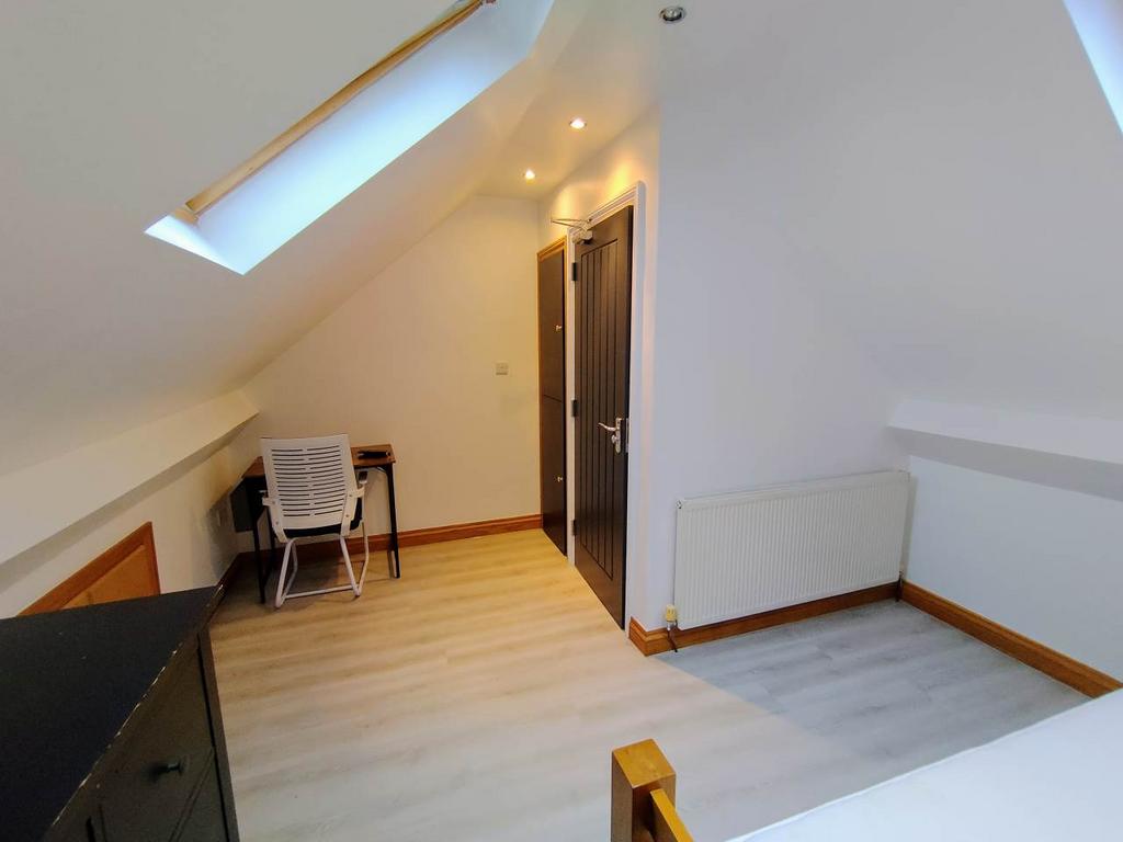 Top floor bedroom (2