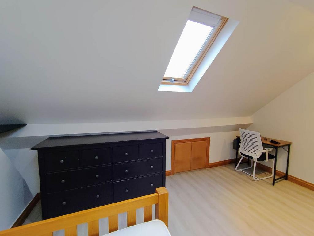 Top floor bedroom (3