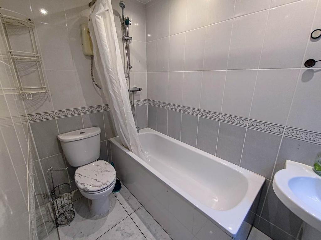 Ground floor bathroo