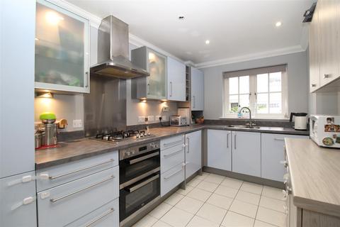 5 bedroom end of terrace house for sale, College Square, Westgate-On-Sea