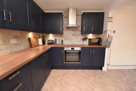 2 bedroom townhouse to rent, Dunn Close, Wakefield WF2