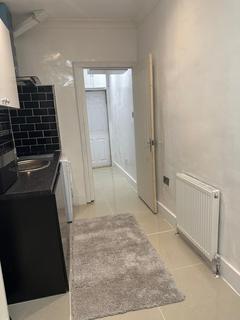 Studio to rent, Uxbridge UB8