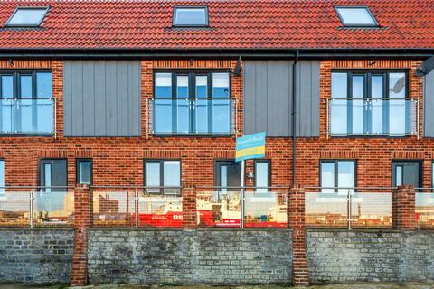 3 bedroom townhouse for sale, Riverside Road, Gorleston