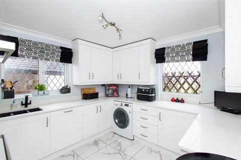 4 bedroom detached house for sale, Chelsfield Way, Leeds LS15