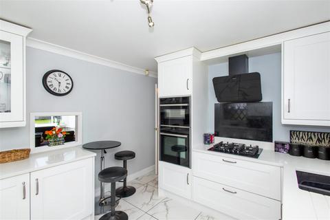 4 bedroom detached house for sale, Chelsfield Way, Leeds LS15