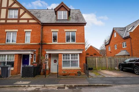 4 bedroom end of terrace house for sale, Scholars Park, Darlington