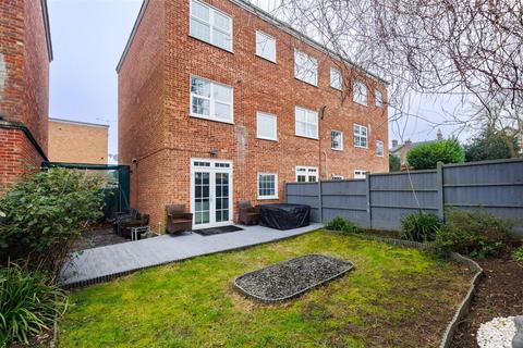43 Albany Court, Epping, CM16 5ED