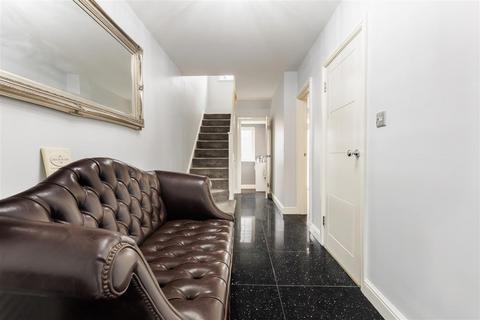 43 Albany Court, Epping, CM16 5ED