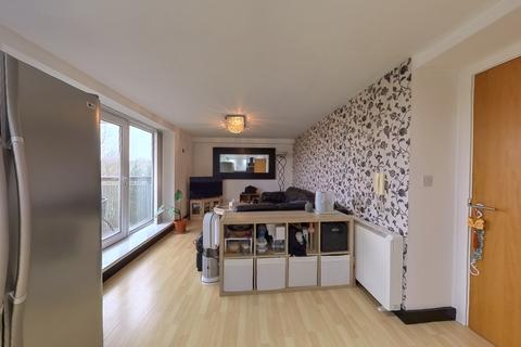 2 bedroom flat for sale, Lakeside Rise, Manchester M9