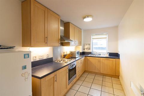 2 bedroom flat to rent, Knightsbridge Court, Gosforth