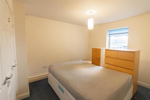 2 bedroom flat to rent, Knightsbridge Court, Gosforth