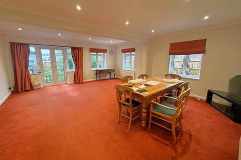 5 bedroom bungalow to rent, 47 Sandy Lane, Woking GU22