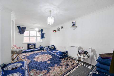 2 bedroom flat for sale, Lowry Crescent, Mitcham, CR4