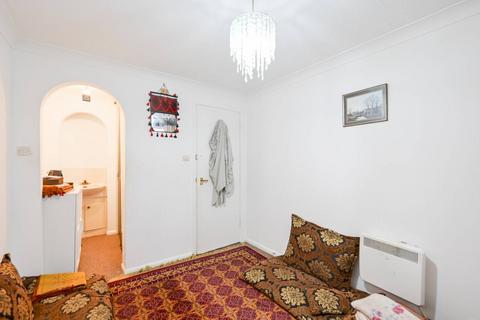 2 bedroom flat for sale, Lowry Crescent, Mitcham, CR4