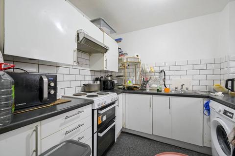 2 bedroom flat for sale, Lowry Crescent, Mitcham, CR4