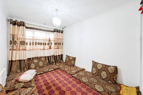 2 bedroom flat for sale, Lowry Crescent, Mitcham, CR4