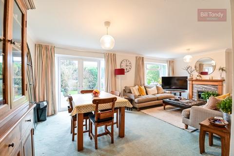 17 Oakhurst, Lichfield, WS14 9AJ