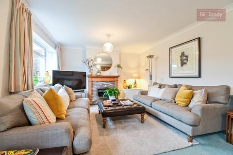 17 Oakhurst, Lichfield, WS14 9AJ