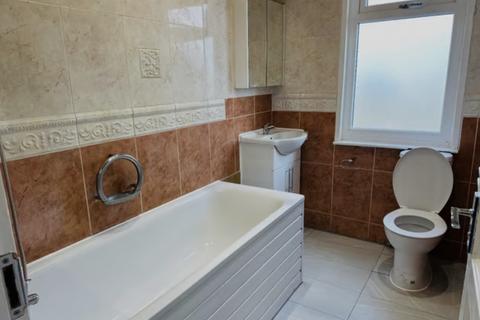 4 bedroom terraced house to rent, St. Awdrys Road, Barking, Essex, IG11