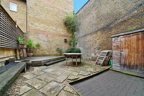 2 bedroom maisonette to rent, Bacon Street, London E2