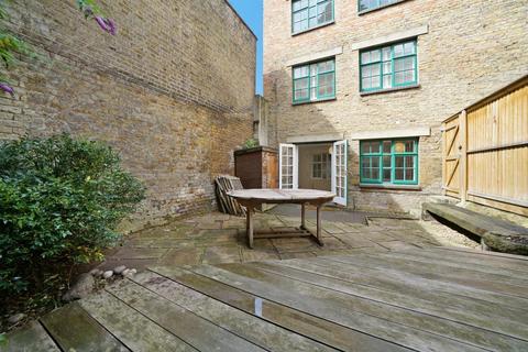 2 bedroom maisonette to rent, Bacon Street, London E2