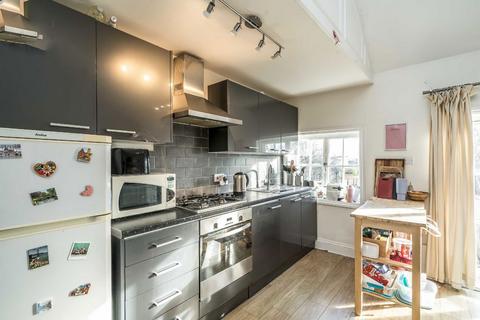 3 bedroom flat for sale, Clapham Road, London SW9